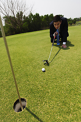 포토 JPG 주간 서양인 외국인 나무 백인 해외기획촬영 남자 엎드리기 비즈니스 모션 골프장 골프공 2014년태국 한명 들기 사람 정장 잔디 상반신 성인 야외 앞모습 30대 골프채 깃발 비즈니스맨 무릎꿇기 성인남자한명만 국내포토 자연요소 식물 1 옷 뷰포인트 골프 공 스포츠시설 골프용품 인종 장년 직장인 남자한명만 성인남자만 파일형식