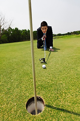 포토 JPG 주간 서양인 외국인 백인 해외기획촬영 남자 엎드리기 비즈니스 모션 골프장 골프공 2014년태국 한명 들기 사람 정장 잔디 상반신 성인 야외 앞모습 30대 골프채 깃발 비즈니스맨 무릎꿇기 성인남자한명만 국내포토 자연요소 식물 1 옷 뷰포인트 골프 공 스포츠시설 골프용품 인종 장년 직장인 남자한명만 성인남자만 파일형식