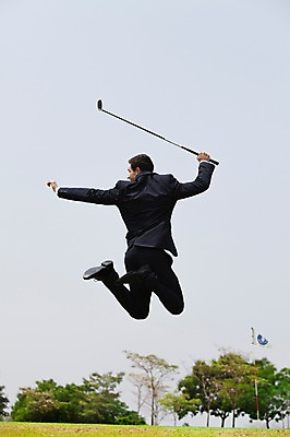 포토 JPG 주간 전신 서양인 외국인 나무 백인 해외기획촬영 남자 비즈니스 모션 골프장 2014년태국 한명 들기 사람 정장 잔디 성인 야외 뒷모습 30대 점프 골프채 비즈니스맨 남자만 남자한명만 성인남자만 성인한명만 성인남자한명만 장년만 장년남자만 장년남자한명만 성인만 국내포토 자연요소 식물 1 옷 뷰포인트 골프 스포츠시설 골프용품 인종 장년 직장인 파일형식