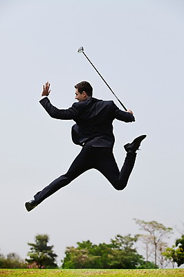 포토 JPG 주간 전신 서양인 외국인 나무 백인 해외기획촬영 남자 비즈니스 모션 골프장 2014년태국 한명 들기 사람 정장 손짓 잔디 성인 야외 앞모습 30대 점프 골프채 비즈니스맨 남자만 남자한명만 성인남자만 성인한명만 성인남자한명만 장년만 장년남자만 장년남자한명만 성인만 국내포토 자연요소 식물 1 옷 뷰포인트 골프 스포츠시설 골프용품 인종 장년 직장인 파일형식