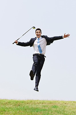 포토 JPG 주간 전신 서양인 외국인 백인 해외기획촬영 남자 비즈니스 모션 골프장 2014년태국 한명 미소 들기 사람 정장 잔디 성인 야외 앞모습 30대 점프 골프채 비즈니스맨 남자만 남자한명만 성인남자만 성인한명만 성인남자한명만 장년만 장년남자만 장년남자한명만 성인만 국내포토 자연요소 식물 1 옷 뷰포인트 골프 스포츠시설 골프용품 표정 인종 장년 직장인 파일형식