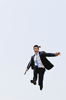 포토 JPG 주간 전신 서양인 외국인 백인 해외기획촬영 남자 비즈니스 모션 골프장 하늘 2014년태국 한명 미소 들기 사람 정장 성인 야외 앞모습 30대 점프 골프채 비즈니스맨 남자만 남자한명만 성인남자만 성인한명만 성인남자한명만 장년만 장년남자만 장년남자한명만 성인만 국내포토 자연요소 1 옷 뷰포인트 골프 스포츠시설 골프용품 표정 인종 장년 직장인 파일형식