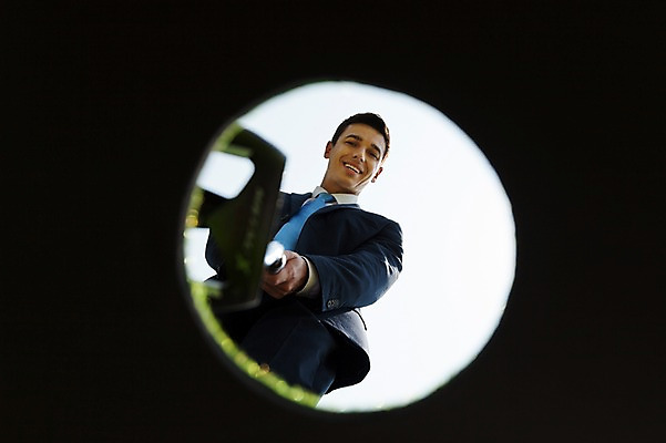 포토 JPG 주간 서양인 외국인 백인 해외기획촬영 남자 비즈니스 모션 골프장 2014년태국 한명 서기 미소 들기 사람 정장 잔디 상반신 성인 야외 앞모습 30대 골프채 비즈니스맨 남자만 남자한명만 성인남자만 성인한명만 성인남자한명만 장년만 장년남자만 장년남자한명만 성인만 국내포토 자연요소 식물 1 옷 뷰포인트 골프 스포츠시설 골프용품 표정 인종 장년 직장인 파일형식