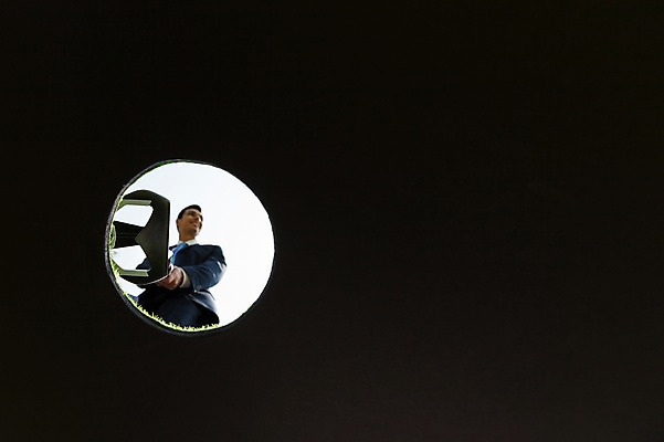 포토 JPG 주간 서양인 외국인 백인 해외기획촬영 남자 비즈니스 모션 골프장 2014년태국 한명 서기 들기 사람 정장 잔디 상반신 성인 야외 앞모습 30대 골프채 비즈니스맨 남자만 남자한명만 성인남자만 성인한명만 성인남자한명만 장년만 장년남자만 장년남자한명만 성인만 국내포토 자연요소 식물 1 옷 뷰포인트 골프 스포츠시설 골프용품 인종 장년 직장인 파일형식