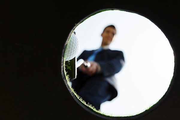 포토 JPG 주간 서양인 외국인 백인 해외기획촬영 남자 비즈니스 모션 골프장 골프공 2014년태국 한명 서기 들기 사람 정장 잔디 상반신 성인 야외 앞모습 30대 골프채 비즈니스맨 남자만 남자한명만 성인남자만 성인한명만 성인남자한명만 장년만 장년남자만 장년남자한명만 성인만 국내포토 자연요소 식물 1 옷 뷰포인트 골프 공 스포츠시설 골프용품 인종 장년 직장인 파일형식