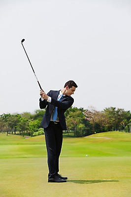 포토 JPG 주간 전신 서양인 외국인 백인 해외기획촬영 남자 비즈니스 모션 골프장 2014년태국 한명 서기 들기 사람 정장 잔디 성인 야외 옆모습 30대 골프채 비즈니스맨 남자만 남자한명만 성인남자만 성인한명만 성인남자한명만 장년만 장년남자만 장년남자한명만 성인만 국내포토 자연요소 식물 1 옷 뷰포인트 골프 스포츠시설 골프용품 인종 장년 직장인 파일형식