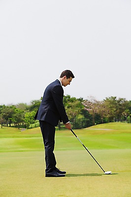 포토 JPG 주간 전신 서양인 외국인 나무 백인 해외기획촬영 남자 비즈니스 모션 골프장 골프공 2014년태국 한명 서기 들기 사람 정장 잔디 성인 야외 옆모습 30대 골프채 비즈니스맨 남자만 남자한명만 성인남자만 성인한명만 성인남자한명만 장년만 장년남자만 장년남자한명만 성인만 국내포토 자연요소 식물 1 옷 뷰포인트 골프 공 스포츠시설 골프용품 인종 장년 직장인 파일형식