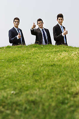 포토 JPG 주간 서양인 외국인 백인 해외기획촬영 남자 비즈니스 모션 골프장 2014년태국 서기 사람 정장 손짓 잔디 상반신 성인 야외 앞모습 세명 30대 최고 비즈니스맨 남자만 성인남자만 장년만 장년남자만 성인만 국내포토 자연요소 식물 옷 뷰포인트 골프 스포츠시설 인종 장년 직장인 파일형식