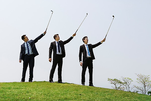 포토 JPG 주간 전신 서양인 외국인 백인 해외기획촬영 남자 비즈니스 모션 골프장 2014년태국 서기 들기 사람 정장 잔디 성인 야외 앞모습 세명 30대 골프채 비즈니스맨 남자만 성인남자만 장년만 장년남자만 성인만 국내포토 자연요소 식물 옷 뷰포인트 골프 스포츠시설 골프용품 인종 장년 직장인 파일형식