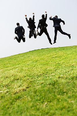 포토 JPG 주간 전신 서양인 외국인 백인 해외기획촬영 남자 비즈니스 모션 골프장 팔벌리기 2014년태국 사람 정장 손짓 잔디 여러명 성인 야외 뒷모습 30대 점프 비즈니스맨 남자만 성인남자만 장년만 장년남자만 성인만 국내포토 자연요소 식물 옷 뷰포인트 다수 골프 스포츠시설 인종 장년 직장인 파일형식