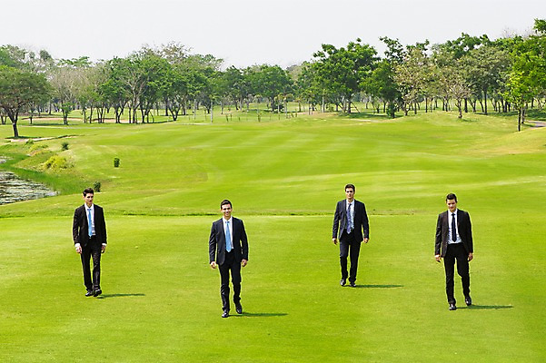 포토 JPG 주간 전신 서양인 외국인 나무 백인 해외기획촬영 남자 비즈니스 모션 골프장 2014년태국 사람 정장 잔디 여러명 성인 야외 앞모습 30대 걷기 비즈니스맨 남자만 성인남자만 장년만 장년남자만 성인만 국내포토 자연요소 식물 옷 뷰포인트 다수 골프 스포츠시설 인종 장년 직장인 파일형식