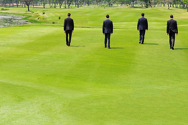 포토 JPG 주간 전신 서양인 외국인 백인 해외기획촬영 남자 비즈니스 모션 골프장 2014년태국 사람 정장 잔디 여러명 성인 야외 뒷모습 30대 걷기 연못 비즈니스맨 남자만 성인남자만 장년만 장년남자만 성인만 국내포토 자연요소 식물 옷 뷰포인트 다수 골프 스포츠시설 인종 장년 직장인 파일형식