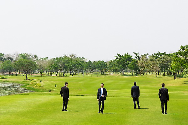 포토 JPG 주간 전신 서양인 외국인 나무 백인 해외기획촬영 남자 비즈니스 모션 골프장 2014년태국 서기 사람 정장 잔디 여러명 성인 야외 앞모습 뒷모습 30대 연못 비즈니스맨 남자만 성인남자만 장년만 장년남자만 성인만 국내포토 자연요소 식물 옷 뷰포인트 다수 골프 스포츠시설 인종 장년 직장인 파일형식