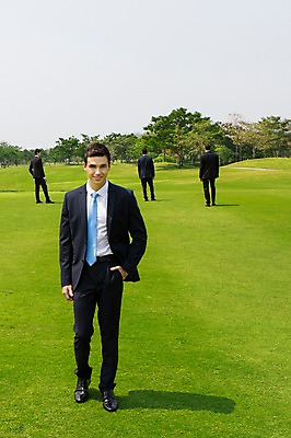 포토 JPG 주간 전신 서양인 외국인 백인 해외기획촬영 남자 비즈니스 모션 골프장 2014년태국 서기 미소 사람 정장 잔디 여러명 성인 야외 앞모습 뒷모습 30대 비즈니스맨 남자만 성인남자만 장년만 장년남자만 성인만 국내포토 자연요소 식물 옷 뷰포인트 다수 골프 스포츠시설 표정 인종 장년 직장인 파일형식