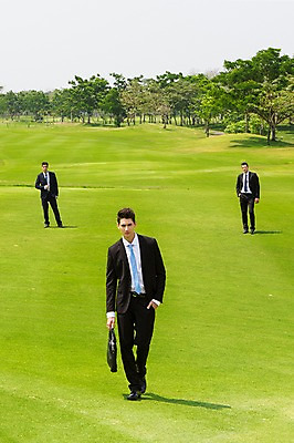 포토 JPG 주간 전신 서양인 외국인 나무 백인 해외기획촬영 남자 서류가방 비즈니스 모션 골프장 2014년태국 들기 사람 정장 잔디 성인 야외 앞모습 세명 30대 걷기 비즈니스맨 남자만 성인남자만 장년만 장년남자만 성인만 국내포토 자연요소 식물 옷 뷰포인트 골프 가방 스포츠시설 인종 장년 직장인 파일형식