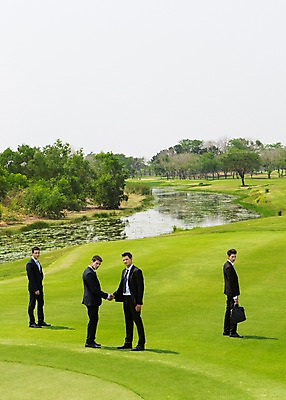 포토 JPG 주간 전신 서양인 외국인 나무 백인 해외기획촬영 남자 서류가방 비즈니스 모션 골프장 악수 2014년태국 서기 들기 사람 정장 손짓 잔디 여러명 성인 야외 옆모습 30대 연못 인사 비즈니스맨 남자만 성인남자만 장년만 장년남자만 성인만 국내포토 자연요소 식물 옷 뷰포인트 다수 골프 가방 스포츠시설 인종 장년 예절 직장인 파일형식