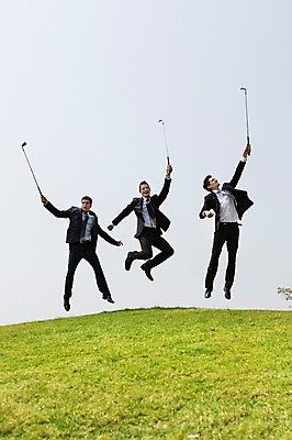 포토 JPG 주간 전신 서양인 외국인 백인 해외기획촬영 남자 비즈니스 모션 골프장 2014년태국 들기 사람 정장 잔디 성인 야외 앞모습 세명 30대 점프 골프채 비즈니스맨 남자만 성인남자만 장년만 장년남자만 성인만 국내포토 자연요소 식물 옷 뷰포인트 골프 스포츠시설 골프용품 인종 장년 직장인 파일형식