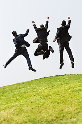 포토 JPG 주간 전신 서양인 외국인 백인 해외기획촬영 남자 비즈니스 모션 골프장 팔벌리기 2014년태국 사람 정장 손짓 잔디 성인 야외 뒷모습 세명 30대 점프 비즈니스맨 남자만 성인남자만 장년만 장년남자만 성인만 국내포토 자연요소 식물 옷 뷰포인트 골프 스포츠시설 인종 장년 직장인 파일형식