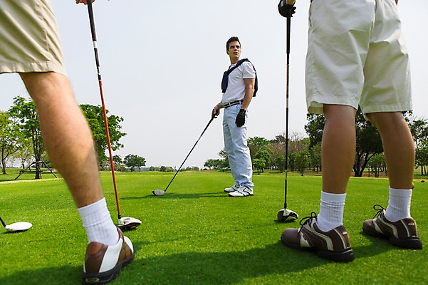 포토 JPG 주간 전신 서양인 외국인 백인 해외기획촬영 남자 골프 모션 골프장 2014년태국 서기 들기 사람 잔디 성인 야외 앞모습 뒷모습 캐주얼 세명 30대 골프채 하반신 남자만 성인남자만 장년만 장년남자만 성인만 국내포토 자연요소 식물 옷 뷰포인트 스포츠시설 골프용품 인종 장년 구기 파일형식