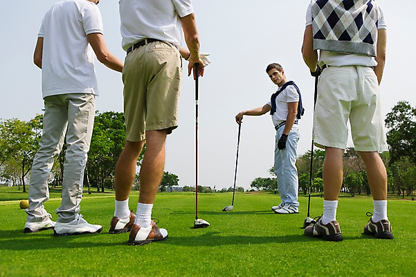 포토 JPG 주간 전신 서양인 외국인 백인 해외기획촬영 남자 스포츠 골프 모션 골프장 2014년태국 서기 들기 사람 잔디 여러명 성인 야외 옆모습 뒷모습 캐주얼 30대 골프채 하반신 남자만 성인남자만 장년만 장년남자만 성인만 국내포토 자연요소 식물 옷 뷰포인트 다수 스포츠시설 골프용품 인종 장년 구기 파일형식