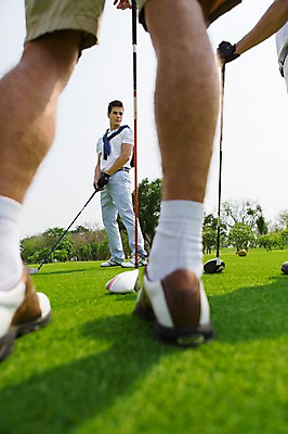 포토 JPG 주간 전신 서양인 외국인 백인 해외기획촬영 남자 스포츠 골프 모션 골프장 2014년태국 서기 들기 사람 잔디 성인 야외 앞모습 뒷모습 캐주얼 세명 30대 골프채 하반신 남자만 성인남자만 장년만 장년남자만 성인만 국내포토 자연요소 식물 옷 뷰포인트 스포츠시설 골프용품 인종 장년 구기 파일형식