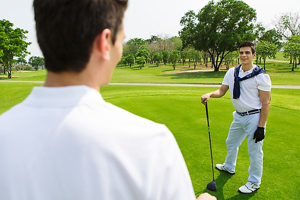 포토 JPG 주간 전신 서양인 외국인 나무 백인 해외기획촬영 남자 스포츠 골프 모션 골프장 2014년태국 서기 들기 사람 잔디 여러명 상반신 성인 야외 앞모습 뒷모습 캐주얼 30대 골프채 남자만 성인남자만 장년만 장년남자만 성인만 국내포토 자연요소 식물 옷 뷰포인트 다수 스포츠시설 골프용품 인종 장년 구기 파일형식