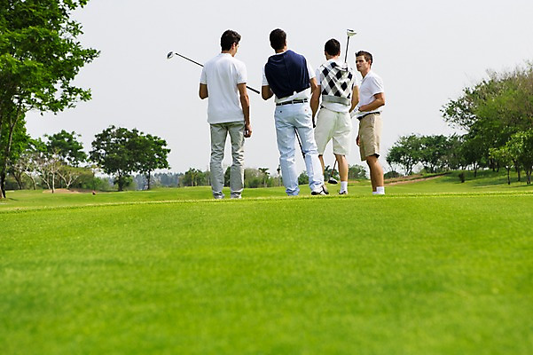 포토 JPG 주간 전신 서양인 외국인 나무 백인 해외기획촬영 남자 스포츠 골프 모션 골프장 2014년태국 서기 들기 사람 잔디 여러명 성인 야외 뒷모습 캐주얼 30대 골프채 남자만 성인남자만 장년만 장년남자만 성인만 국내포토 자연요소 식물 옷 뷰포인트 다수 스포츠시설 골프용품 인종 장년 구기 파일형식
