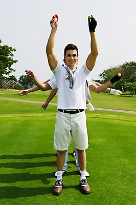 포토 JPG 주간 전신 서양인 외국인 나무 백인 해외기획촬영 남자 스포츠 포즈 골프 모션 골프장 골프공 2014년태국 서기 미소 들기 사람 잔디 여러명 성인 야외 앞모습 캐주얼 30대 남자만 성인남자만 장년만 장년남자만 성인만 국내포토 자연요소 식물 옷 뷰포인트 다수 공 스포츠시설 골프용품 표정 인종 장년 구기 파일형식