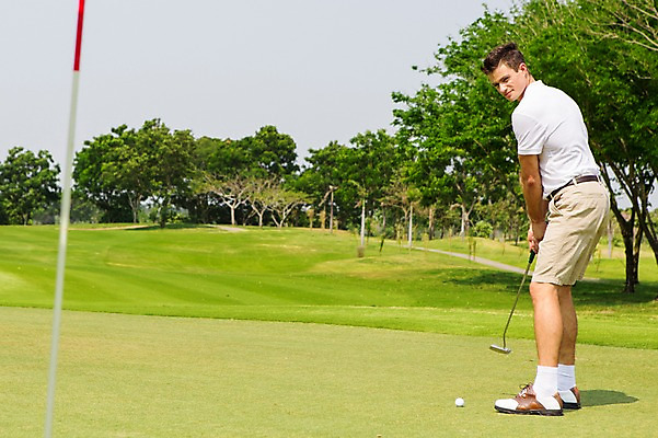 포토 JPG 주간 전신 서양인 외국인 나무 백인 해외기획촬영 남자 스포츠 골프 모션 골프장 골프공 2014년태국 한명 서기 들기 사람 잔디 성인 야외 옆모습 캐주얼 30대 골프채 남자만 남자한명만 성인남자만 성인한명만 성인남자한명만 장년만 장년남자만 장년남자한명만 성인만 국내포토 자연요소 식물 1 옷 뷰포인트 공 스포츠시설 골프용품 인종 장년 구기 파일형식
