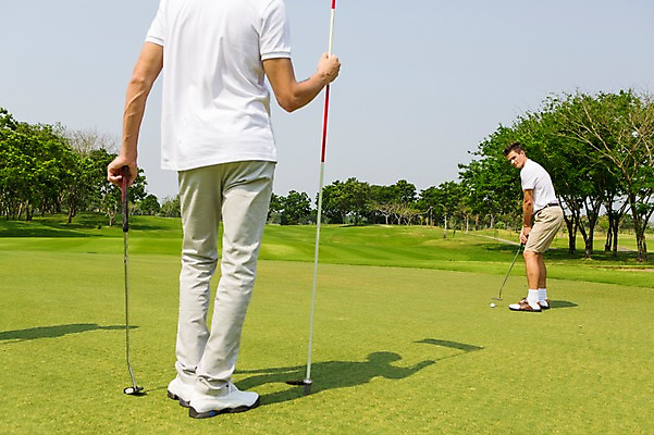 포토 JPG 주간 전신 서양인 외국인 나무 백인 해외기획촬영 남자 스포츠 골프 모션 골프장 2014년태국 서기 들기 사람 잔디 성인 야외 두명 옆모습 뒷모습 캐주얼 30대 골프채 하반신 깃발 남자만 성인남자만 장년만 장년남자만 성인만 국내포토 자연요소 식물 옷 뷰포인트 스포츠시설 골프용품 인종 장년 구기 파일형식