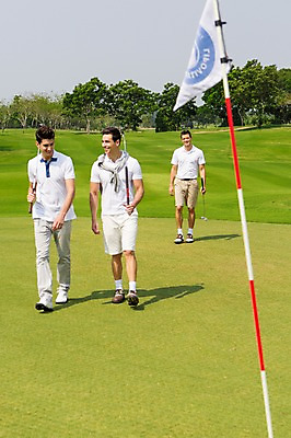 포토 JPG 주간 전신 서양인 외국인 나무 백인 해외기획촬영 남자 스포츠 골프 모션 골프장 말하기 2014년태국 들기 사람 잔디 성인 야외 앞모습 캐주얼 세명 30대 걷기 골프채 깃발 남자만 성인남자만 장년만 장년남자만 성인만 국내포토 자연요소 식물 옷 뷰포인트 스포츠시설 골프용품 인종 장년 구기 파일형식