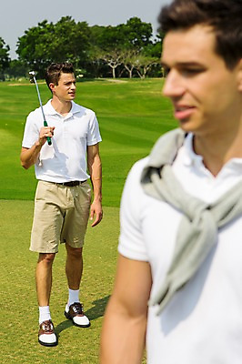 포토 JPG 주간 전신 서양인 외국인 나무 백인 해외기획촬영 남자 스포츠 골프 모션 골프장 2014년태국 들기 사람 잔디 상반신 성인 야외 두명 앞모습 캐주얼 30대 걷기 우정 골프채 남자만 성인남자만 장년만 장년남자만 성인만 국내포토 자연요소 식물 옷 뷰포인트 스포츠시설 골프용품 인종 장년 친구 구기 파일형식