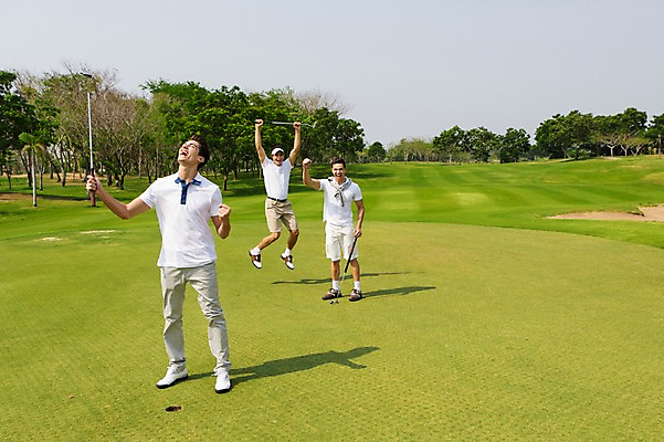 포토 JPG 주간 전신 서양인 외국인 나무 백인 해외기획촬영 남자 스포츠 골프 모션 골프장 2014년태국 서기 들기 사람 잔디 성인 야외 앞모습 캐주얼 세명 30대 점프 기쁨 골프채 올려보기 우승 남자만 성인남자만 장년만 장년남자만 성인만 국내포토 자연요소 식물 옷 감정 뷰포인트 스포츠시설 골프용품 인종 장년 구기 최고 파일형식