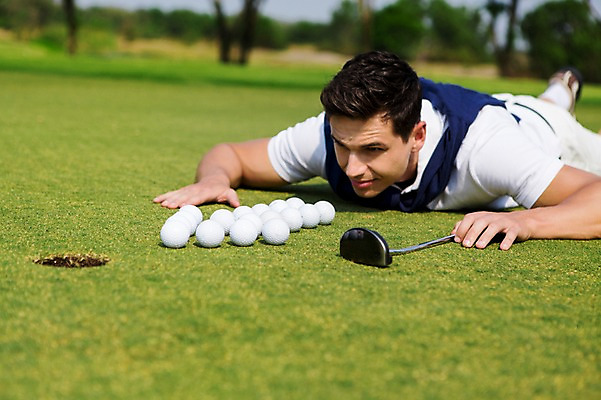 포토 JPG 주간 전신 서양인 외국인 백인 해외기획촬영 남자 화살표 스포츠 골프 모션 골프장 골프공 2014년태국 한명 사람 잔디 성인 야외 앞모습 캐주얼 30대 눕기 골프채 남자만 남자한명만 성인남자만 성인한명만 성인남자한명만 장년만 장년남자만 장년남자한명만 성인만 국내포토 자연요소 식물 1 옷 뷰포인트 공 스포츠시설 골프용품 인종 장년 구기 파일형식