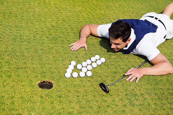 포토 JPG 주간 서양인 외국인 백인 해외기획촬영 남자 화살표 엎드리기 스포츠 골프 모션 골프장 골프공 2014년태국 한명 사람 잔디 상반신 성인 야외 뒷모습 캐주얼 30대 골프채 남자만 남자한명만 성인남자만 성인한명만 성인남자한명만 장년만 장년남자만 장년남자한명만 성인만 국내포토 자연요소 식물 1 옷 뷰포인트 공 스포츠시설 골프용품 인종 장년 구기 파일형식
