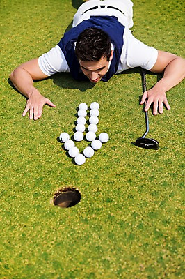 포토 JPG 주간 서양인 외국인 백인 해외기획촬영 남자 화살표 엎드리기 스포츠 골프 모션 골프장 골프공 2014년태국 한명 사람 잔디 상반신 성인 야외 앞모습 캐주얼 30대 골프채 남자만 남자한명만 성인남자만 성인한명만 성인남자한명만 장년만 장년남자만 장년남자한명만 성인만 국내포토 자연요소 식물 1 옷 뷰포인트 공 스포츠시설 골프용품 인종 장년 구기 파일형식