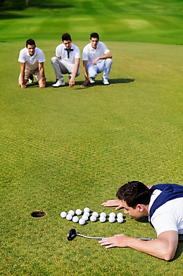 포토 JPG 주간 전신 서양인 외국인 백인 해외기획촬영 남자 화살표 엎드리기 스포츠 골프 모션 골프장 골프공 2014년태국 사람 앉기 잔디 여러명 상반신 성인 야외 캐주얼 30대 골프채 남자만 성인남자만 장년만 장년남자만 성인만 국내포토 자연요소 식물 옷 다수 공 스포츠시설 골프용품 인종 장년 구기 파일형식
