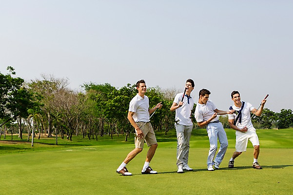 포토 JPG 주간 전신 서양인 외국인 나무 백인 해외기획촬영 남자 스포츠 골프 모션 골프장 2014년태국 서기 미소 들기 사람 잔디 여러명 성인 야외 앞모습 캐주얼 30대 우정 골프채 남자만 성인남자만 장년만 장년남자만 성인만 국내포토 자연요소 식물 옷 뷰포인트 다수 스포츠시설 골프용품 표정 인종 장년 친구 구기 파일형식