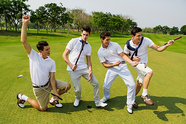 포토 JPG 주간 전신 서양인 외국인 백인 해외기획촬영 남자 스포츠 골프 모션 골프장 2014년태국 서기 들기 사람 앉기 잔디 여러명 성인 야외 앞모습 캐주얼 30대 우정 골프채 남자만 성인남자만 장년만 장년남자만 성인만 국내포토 자연요소 식물 옷 뷰포인트 다수 스포츠시설 골프용품 인종 장년 친구 구기 파일형식