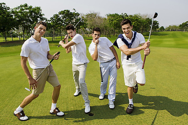 포토 JPG 주간 전신 서양인 외국인 백인 해외기획촬영 남자 스포츠 골프 장난 모션 골프장 2014년태국 서기 들기 사람 잔디 여러명 성인 야외 앞모습 캐주얼 30대 우정 골프채 남자만 성인남자만 장년만 장년남자만 성인만 국내포토 자연요소 식물 옷 뷰포인트 다수 스포츠시설 골프용품 인종 장년 친구 구기 파일형식