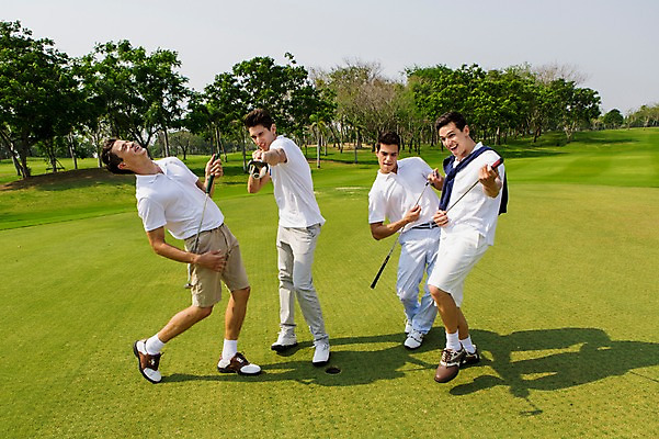 포토 JPG 주간 전신 서양인 외국인 백인 해외기획촬영 남자 스포츠 골프 장난 모션 골프장 2014년태국 서기 미소 들기 사람 잔디 여러명 성인 야외 앞모습 캐주얼 30대 우정 골프채 남자만 성인남자만 장년만 장년남자만 성인만 국내포토 자연요소 식물 옷 뷰포인트 다수 스포츠시설 골프용품 표정 인종 장년 친구 구기 파일형식