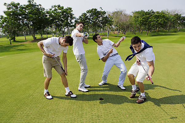 포토 JPG 주간 전신 서양인 외국인 백인 해외기획촬영 남자 스포츠 골프 장난 모션 골프장 2014년태국 서기 들기 사람 잔디 여러명 성인 야외 앞모습 캐주얼 30대 우정 골프채 남자만 성인남자만 장년만 장년남자만 성인만 국내포토 자연요소 식물 옷 뷰포인트 다수 스포츠시설 골프용품 인종 장년 친구 구기 파일형식