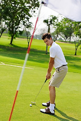 포토 JPG 주간 전신 서양인 외국인 나무 백인 해외기획촬영 남자 스포츠 골프 모션 골프장 골프공 2014년태국 한명 서기 들기 사람 잔디 성인 야외 옆모습 캐주얼 30대 골프채 깃발 남자만 남자한명만 성인남자만 성인한명만 성인남자한명만 장년만 장년남자만 장년남자한명만 성인만 국내포토 자연요소 식물 1 옷 뷰포인트 공 스포츠시설 골프용품 인종 장년 구기 파일형식