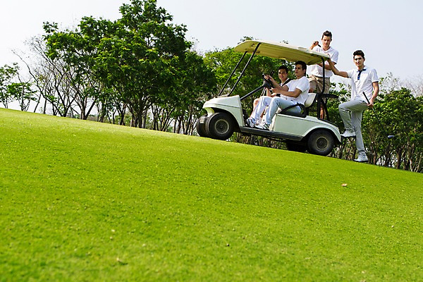 포토 JPG 주간 전신 서양인 외국인 나무 백인 해외기획촬영 남자 스포츠 골프 모션 골프장 2014년태국 서기 미소 사람 앉기 잔디 여러명 성인 야외 옆모습 캐주얼 30대 골프채 골프카트 남자만 성인남자만 장년만 장년남자만 성인만 국내포토 자연요소 식물 옷 뷰포인트 다수 스포츠시설 골프용품 표정 인종 장년 구기 파일형식