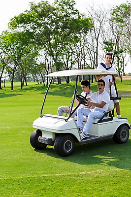 포토 JPG 주간 전신 서양인 외국인 나무 백인 해외기획촬영 남자 스포츠 골프 모션 골프장 2014년태국 서기 미소 사람 앉기 잔디 성인 야외 캐주얼 세명 30대 골프카트 남자만 성인남자만 장년만 장년남자만 성인만 국내포토 자연요소 식물 옷 스포츠시설 골프용품 표정 인종 장년 구기 파일형식