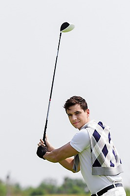 포토 JPG 주간 서양인 외국인 백인 해외기획촬영 남자 스포츠 골프 모션 골프장 하늘 2014년태국 한명 미소 들기 사람 상반신 성인 야외 앞모습 캐주얼 30대 골프채 남자만 남자한명만 성인남자만 성인한명만 성인남자한명만 장년만 장년남자만 장년남자한명만 성인만 국내포토 자연요소 1 옷 뷰포인트 스포츠시설 골프용품 표정 인종 장년 구기 파일형식