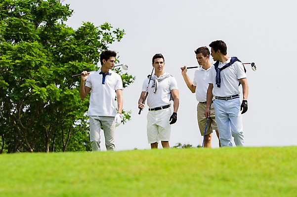 포토 JPG 주간 전신 서양인 외국인 나무 백인 해외기획촬영 남자 스포츠 골프 모션 골프장 2014년태국 미소 들기 사람 잔디 여러명 성인 야외 앞모습 캐주얼 30대 걷기 우정 골프채 남자만 성인남자만 장년만 장년남자만 성인만 국내포토 자연요소 식물 옷 뷰포인트 다수 스포츠시설 골프용품 표정 인종 장년 친구 구기 파일형식