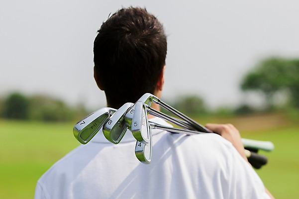 포토 JPG 주간 서양인 외국인 백인 해외기획촬영 남자 스포츠 골프 모션 골프장 2014년태국 한명 서기 들기 사람 잔디 상반신 성인 야외 뒷모습 캐주얼 30대 여러개 골프채 남자만 남자한명만 성인남자만 성인한명만 성인남자한명만 장년만 장년남자만 장년남자한명만 성인만 국내포토 자연요소 식물 1 옷 뷰포인트 다수 스포츠시설 골프용품 인종 장년 구기 파일형식