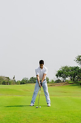 포토 JPG 주간 전신 서양인 외국인 나무 백인 해외기획촬영 남자 스포츠 골프 모션 골프장 골프공 2014년태국 한명 서기 사람 잔디 성인 야외 앞모습 캐주얼 30대 골프채 남자만 남자한명만 성인남자만 성인한명만 성인남자한명만 장년만 장년남자만 장년남자한명만 성인만 국내포토 자연요소 식물 1 옷 뷰포인트 공 스포츠시설 골프용품 인종 장년 구기 파일형식