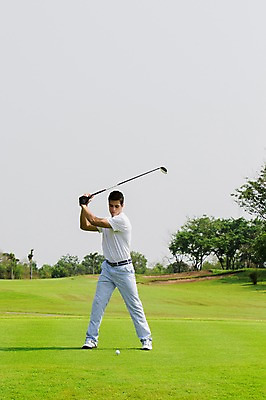 포토 JPG 주간 전신 서양인 외국인 나무 백인 해외기획촬영 남자 스포츠 골프 모션 골프장 골프공 2014년태국 한명 서기 들기 사람 잔디 성인 야외 앞모습 캐주얼 30대 골프채 남자만 남자한명만 성인남자만 성인한명만 성인남자한명만 장년만 장년남자만 장년남자한명만 성인만 국내포토 자연요소 식물 1 옷 뷰포인트 공 스포츠시설 골프용품 인종 장년 구기 파일형식